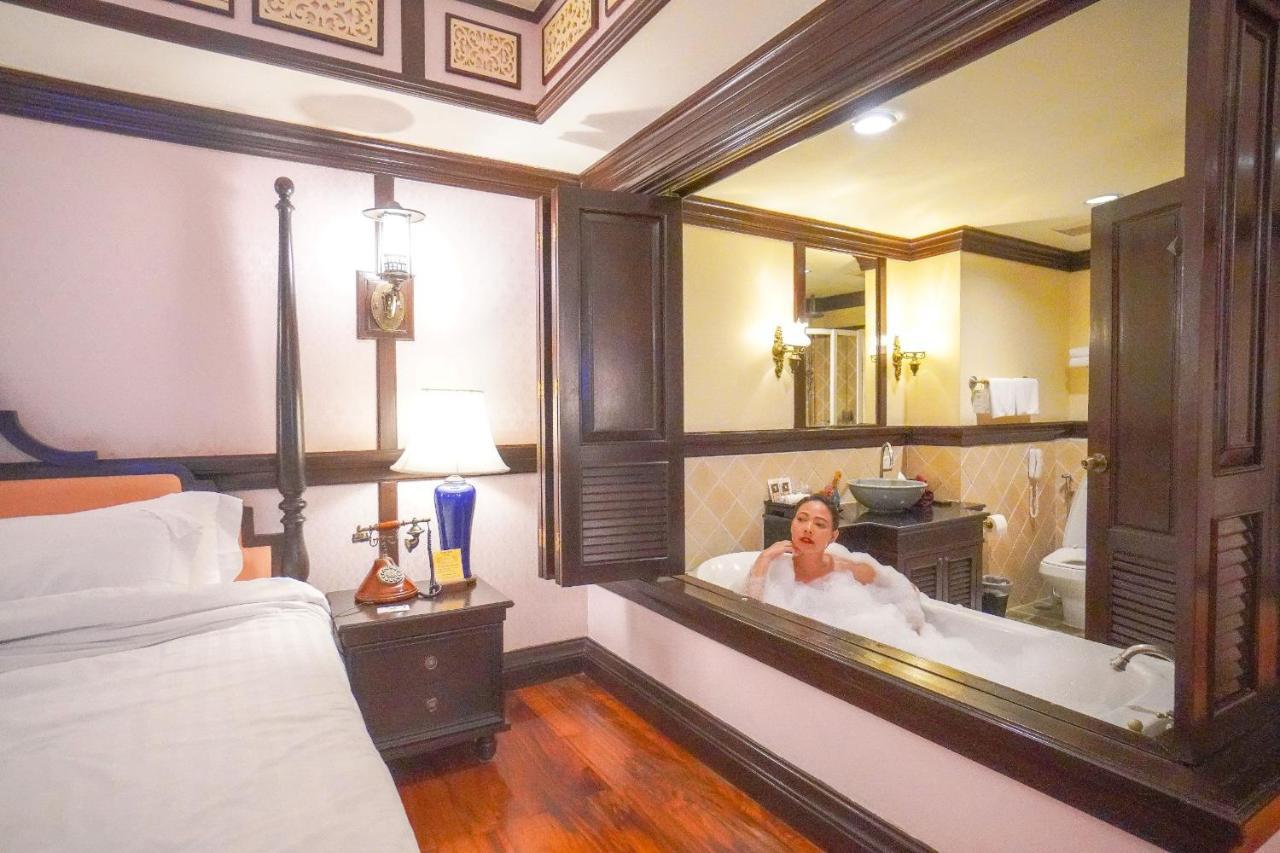 Wora Bura Hua Hin Resort & Spa Екстер'єр фото A guest in a hotel room