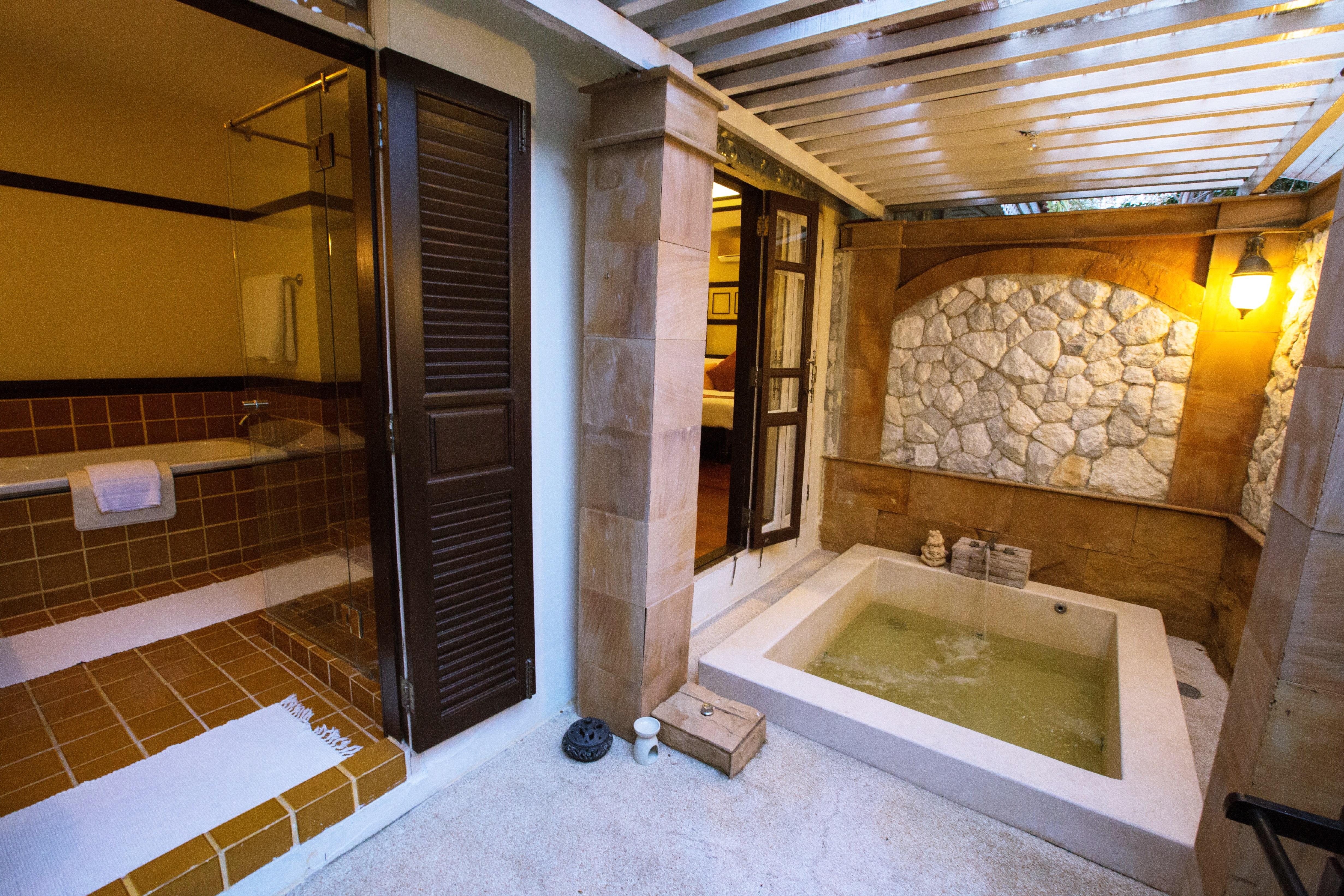 Wora Bura Hua Hin Resort & Spa Екстер'єр фото A modern Japanese bathroom with a traditional soaking tub