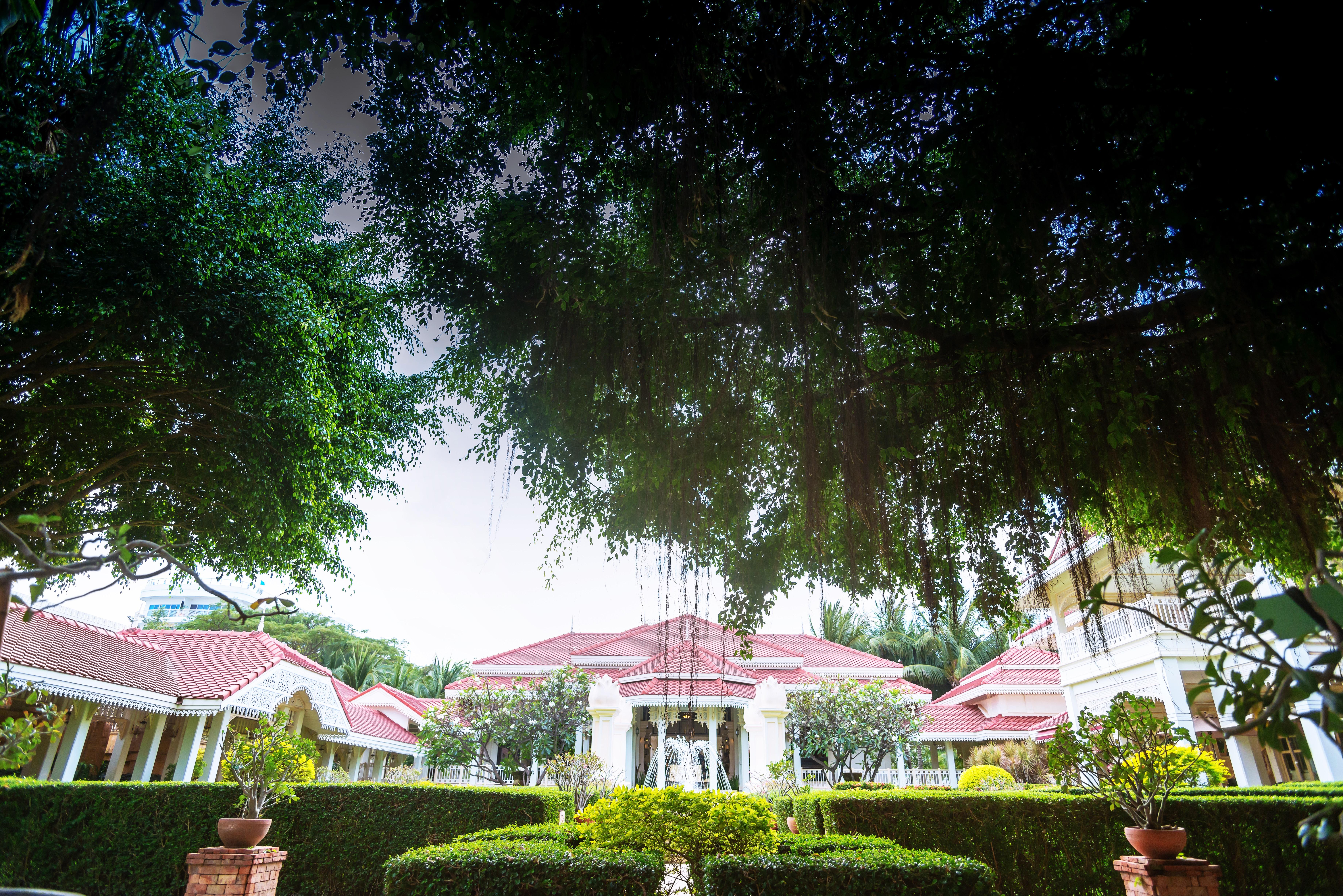 Wora Bura Hua Hin Resort & Spa Екстер'єр фото The main building of the university