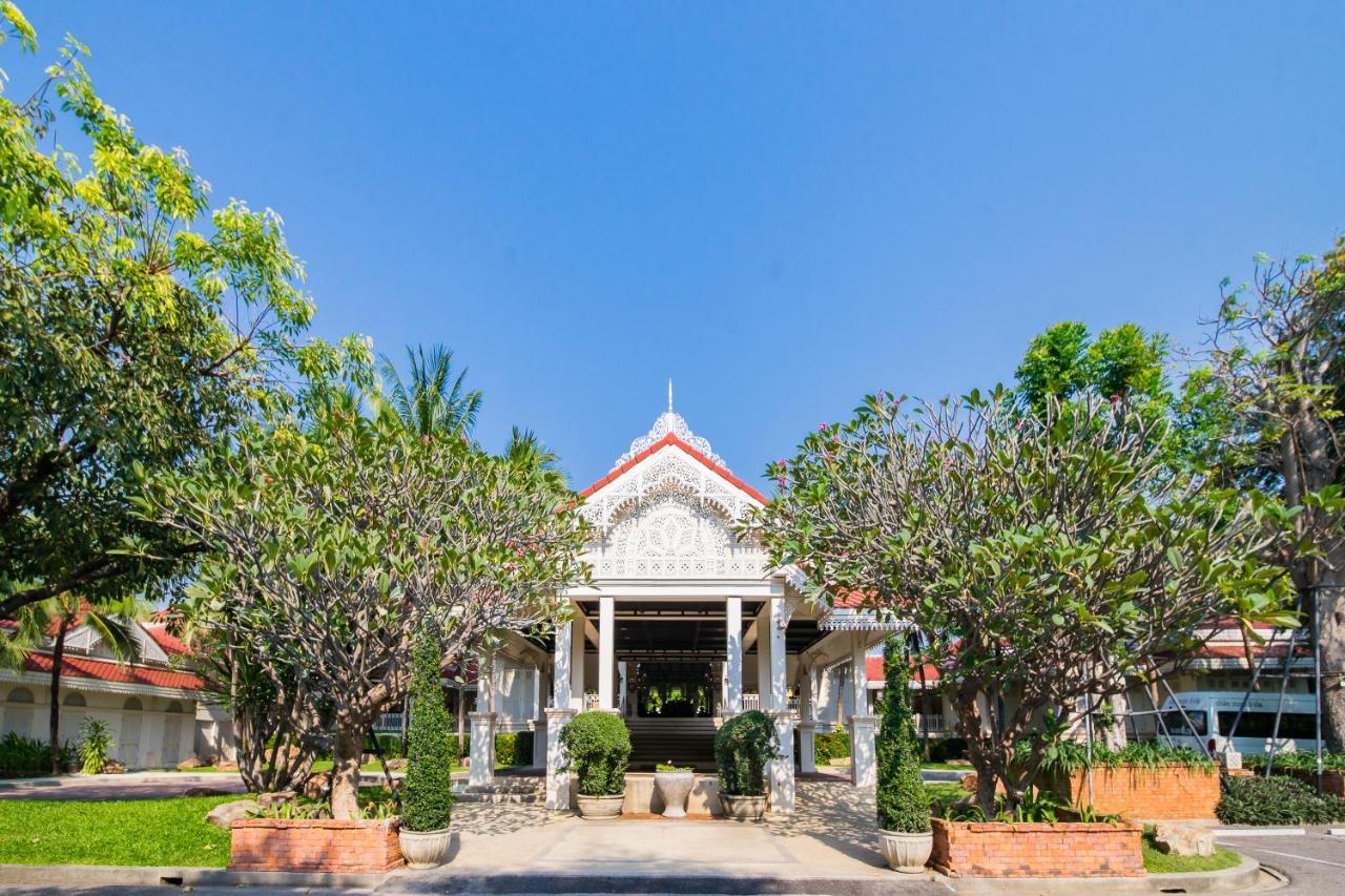 Wora Bura Hua Hin Resort & Spa Екстер'єр фото The main entrance of the university